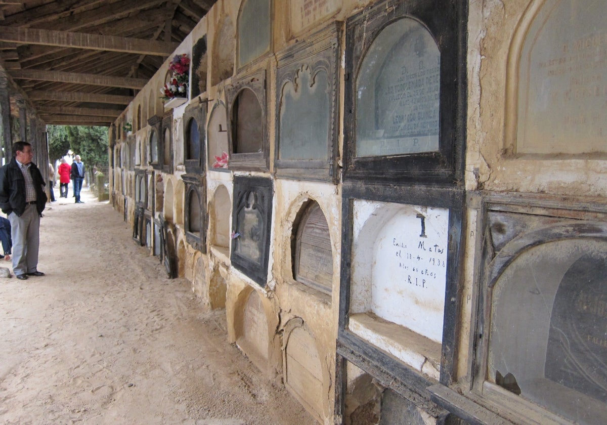 Un hombre observa algunos de los nichos más antiguos del cementerio riosecano