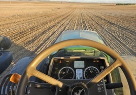 Los agricultores avanzan, día y noche, con las labores de sementera y ante la amenaza de lluvia.