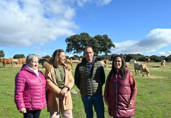 La consejera junto a beneficiarios de la primera convocatoria en La Horcajada, Ávila.