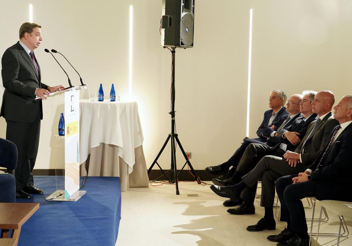 Luis Planas en el foro participativo de la Estrategia Nacional de Alimentación celebrado este lunes en León.