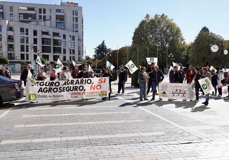 Protesta de UCCL en León, durante la presencia de Planas en León.