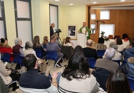 El obispo de Palencia, Mikel Garciandía, preside la eucaristía celebrada este domingo en el centro de acogida.