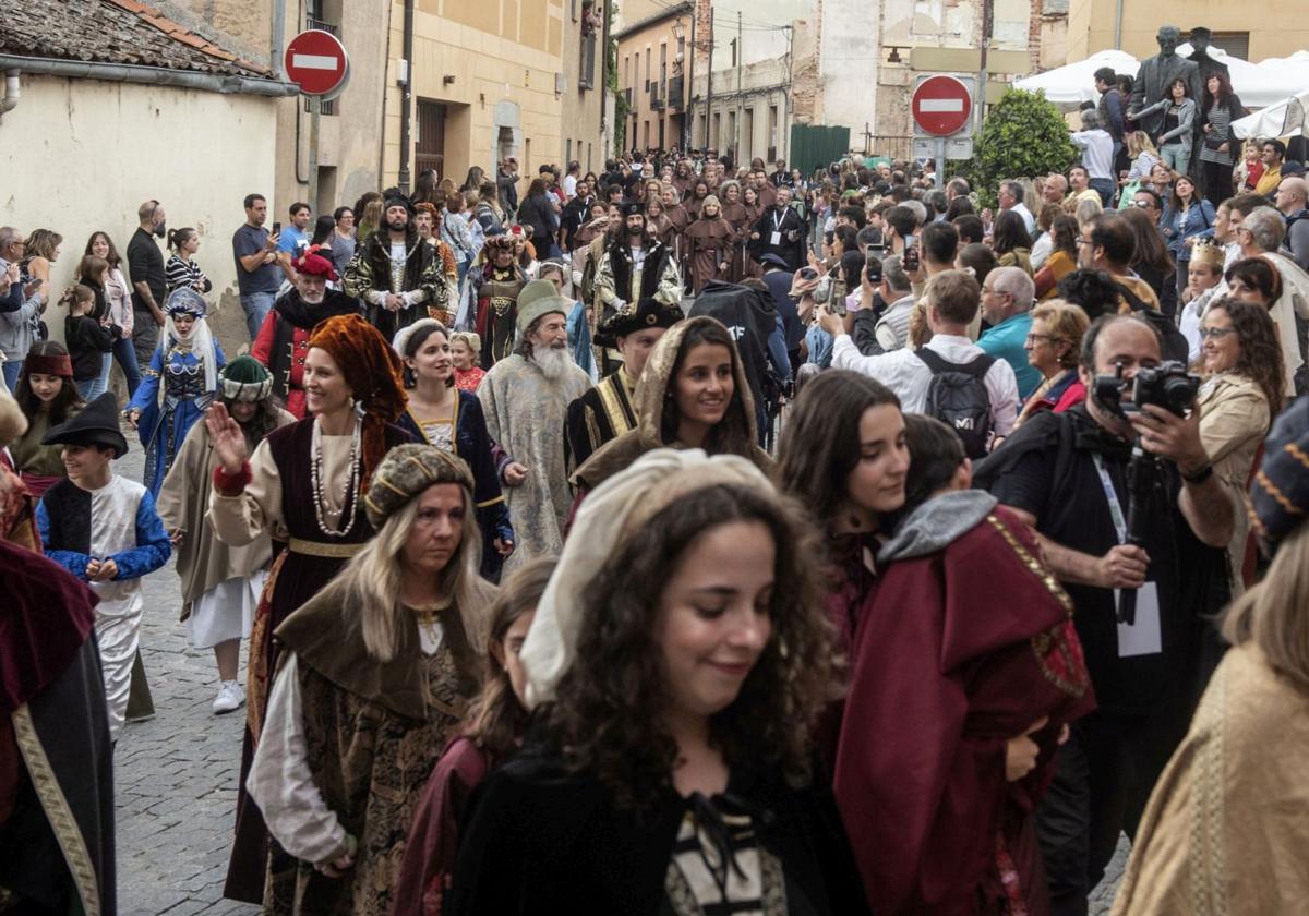 Multitud de personas asisten al desfile de la reina Isabel por las calles de la ciudad.