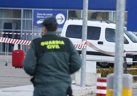 Guardias civiles y policías durante una intervención anterior en RÍO Shopping.