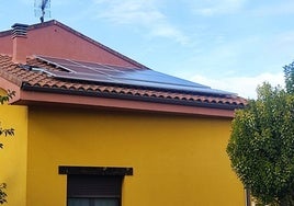 Placas solares en el tejado de una vivienda de Cuéllar.