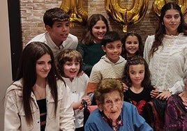 Emilia rodeada de sus bisnietos