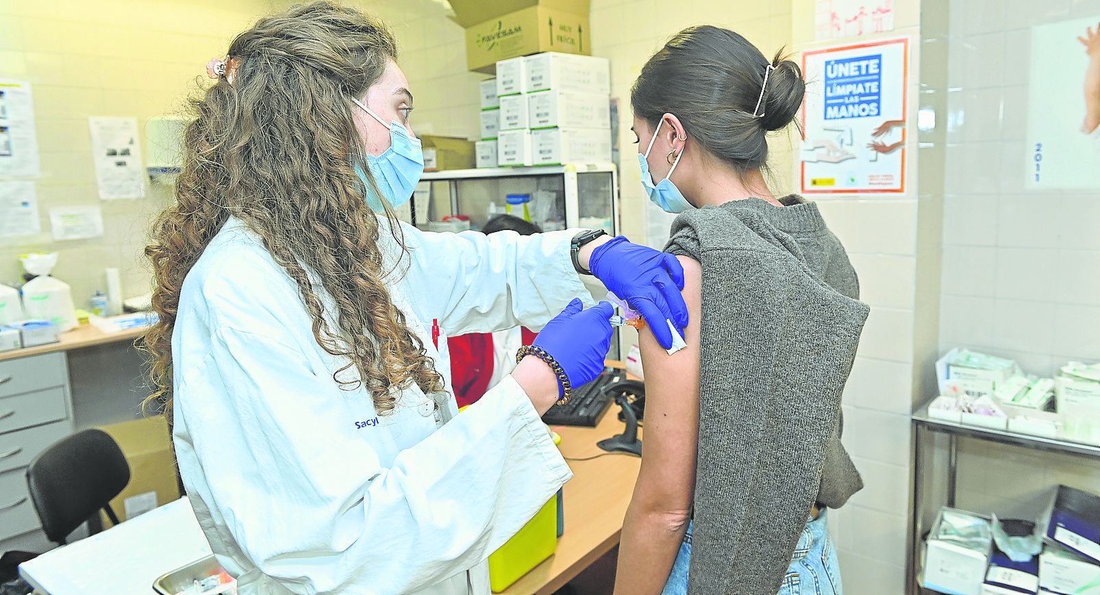 Una enfermera vacuna a una joven en la campaña de la gripe de la temporada pasada.