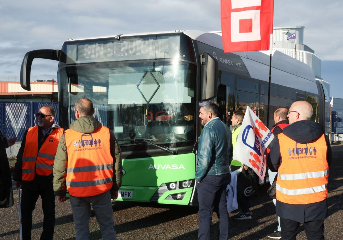 Un autobús de Auvasa fuera de servicio por la huelga este lunes en Valladolid.