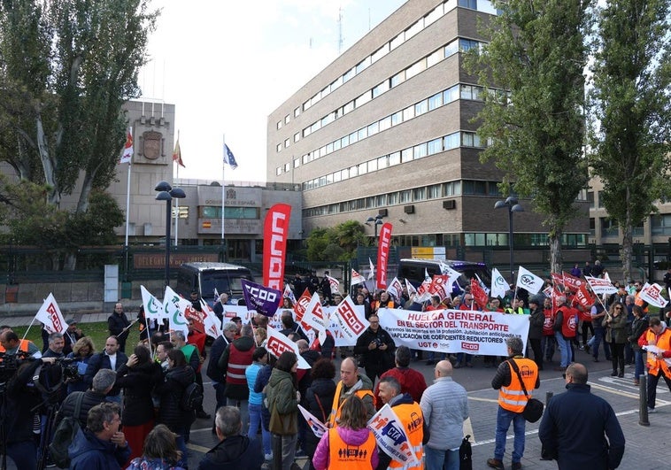 Concentración de conductores de Auvasa frente a la Subdelegación del Gobierno en Valladolid.