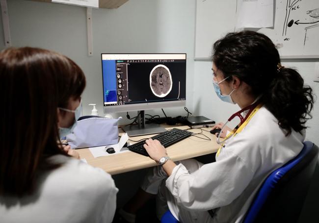 Profesionales del Servicio de Neurología del Clínico, en una imagen de archivo, consulta una prueba diagnóstica.