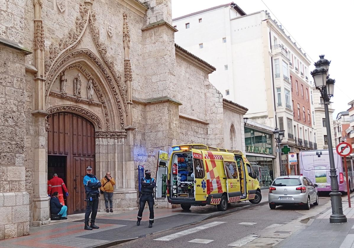 Servicios de emergencias del 112 y policías locales, a la puerta de Las Claras el domingo.