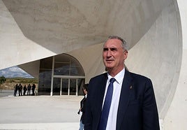 El alcalde, José Mazarías, delante del edificio CIDE en una imagen de archivo.