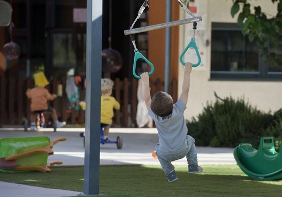 Un niño juega en una escuela infantil, en una imagen de archivo.