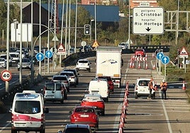 Los operarios colocan los conos en la vía de servicio de la ronda, entre la carretera de Segovia y el acceso al Río Hortega.