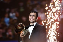 Rodrigo Hernández posa con el Balón de Oro.