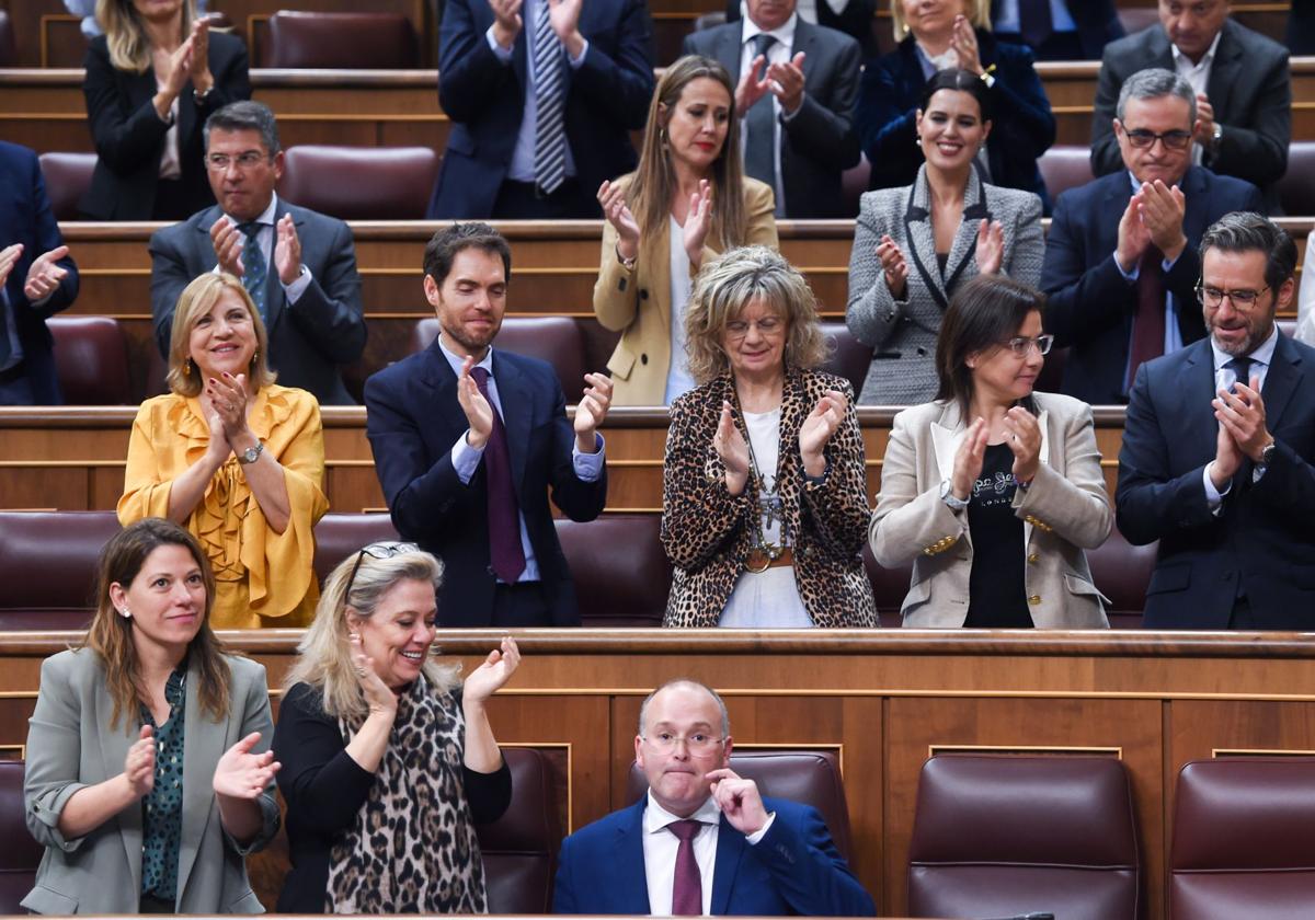 La bancada popular aplaude al portavoz del PP en el Congreso, Miguel Tellado, tras su intervención durante un pleno en el Congreso de los Diputados, ayer.EP