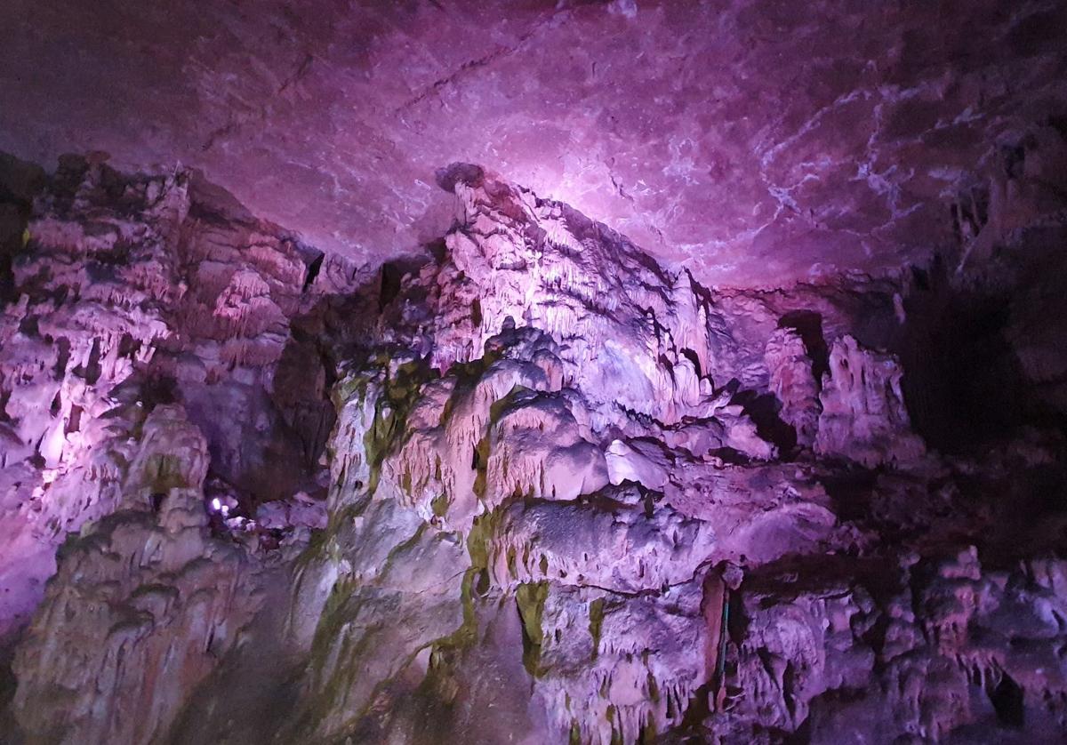 Interior de la Cueva de los Franceses iluminada.