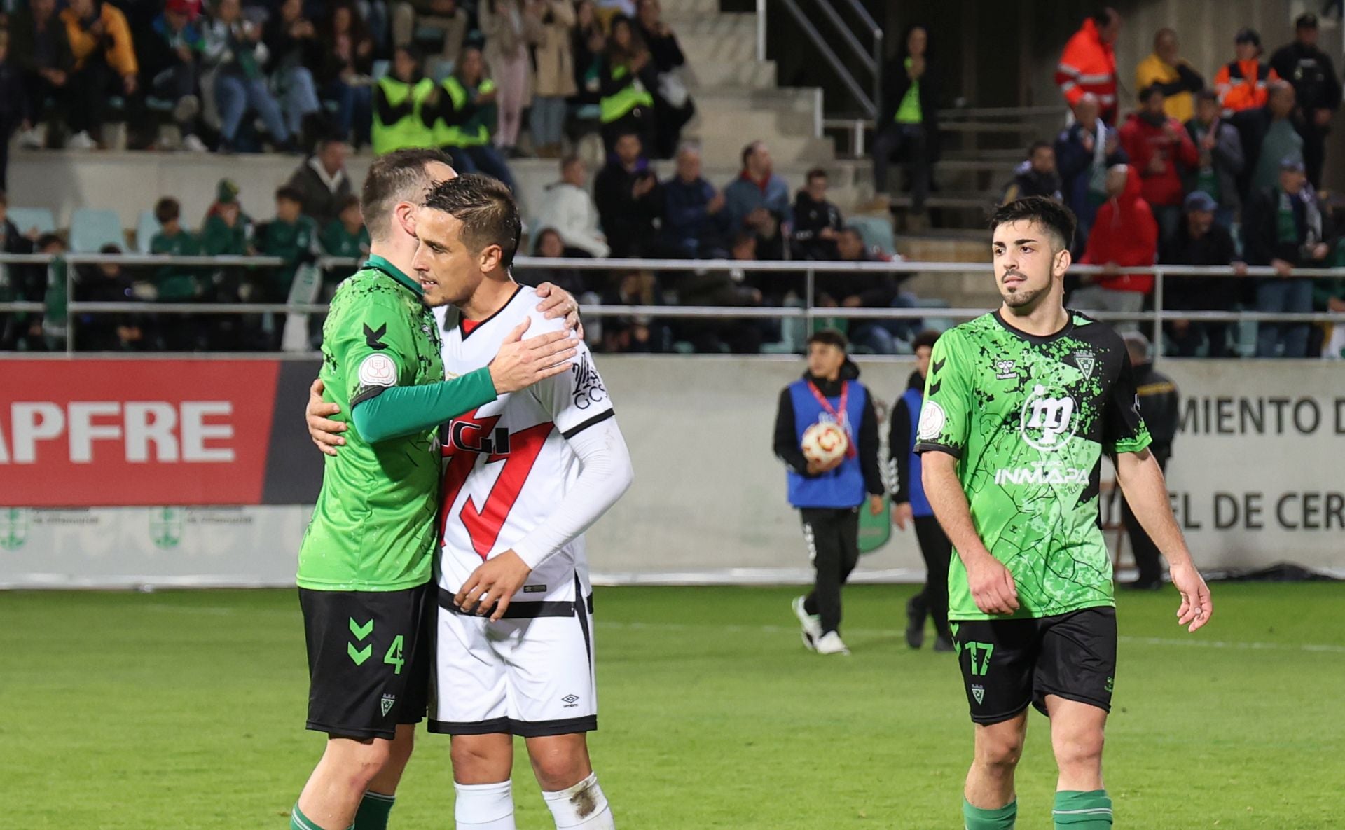 Final del Villamuriel-Rayo y ovación de La Balastera