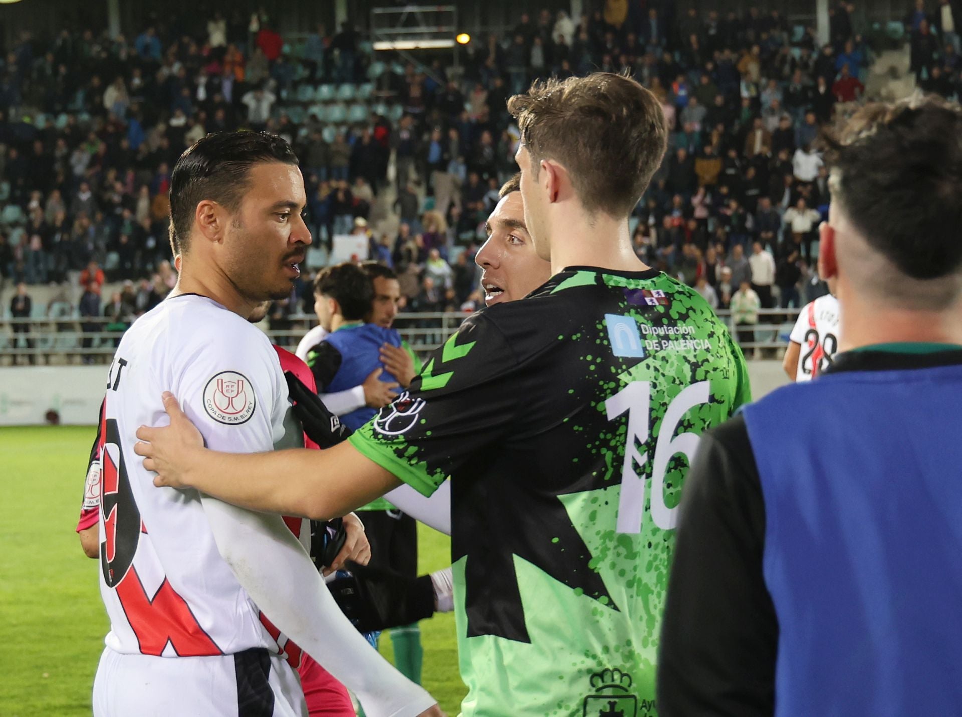 Final del Villamuriel-Rayo y ovación de La Balastera