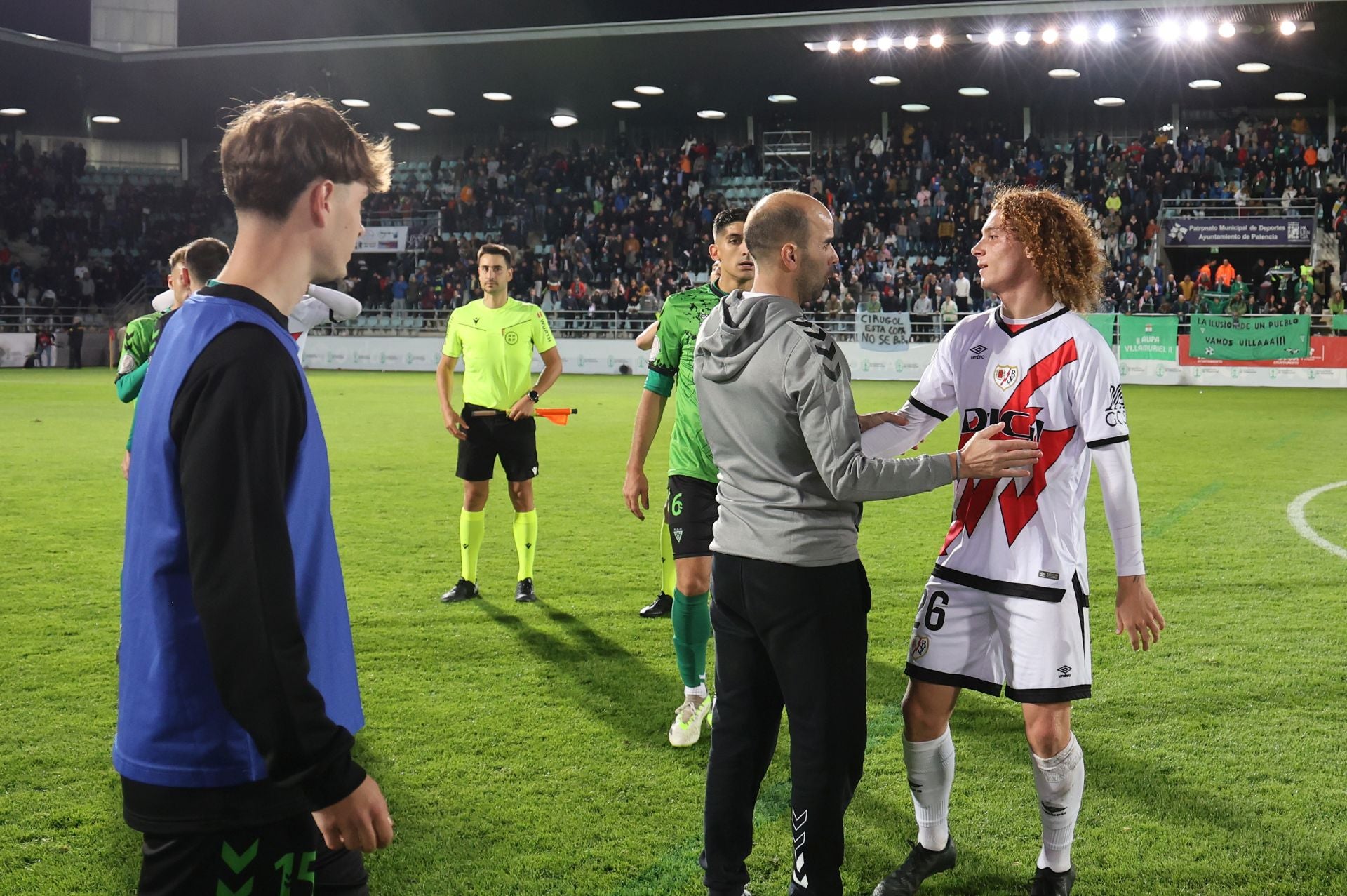 Final del Villamuriel-Rayo y ovación de La Balastera