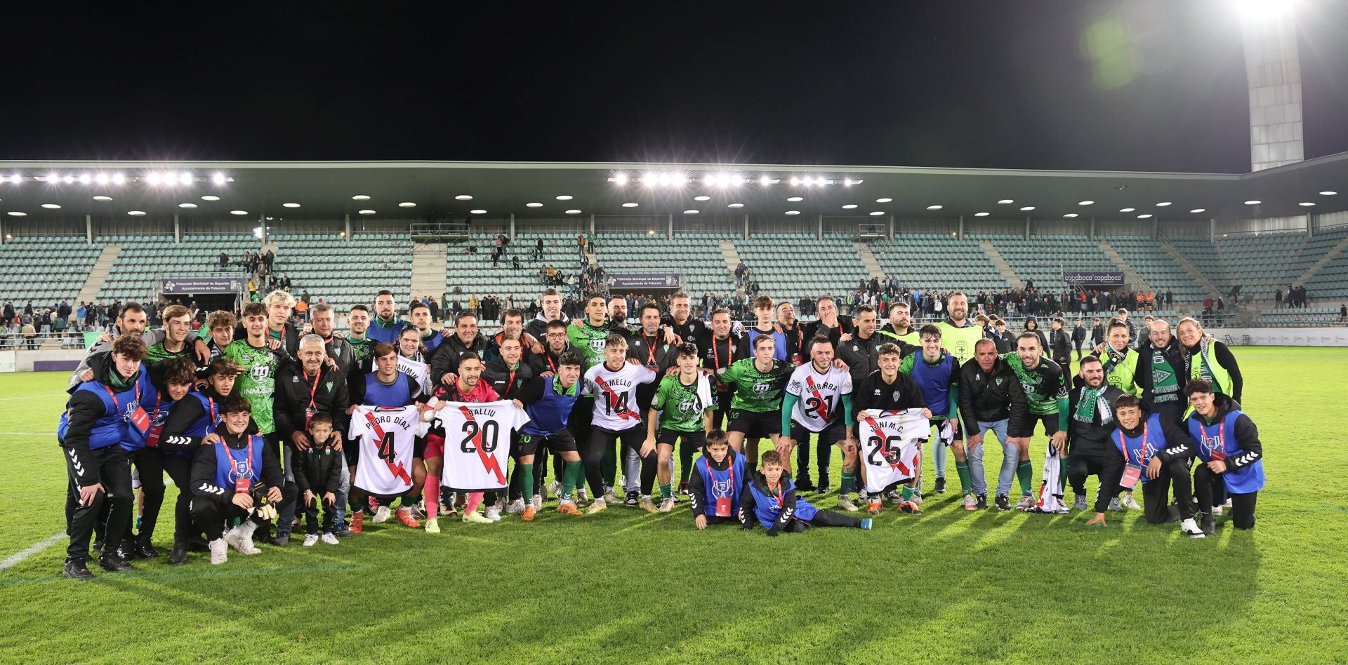 Final del Villamuriel-Rayo y ovación de La Balastera