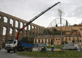 Trabajos de montaje del belén en la plaza Oriental de Segovia, este martes.