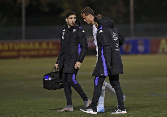 Latasa se retira lesionado tras anotar el segundo gol.