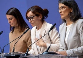 Rita Maestre, Mónica García Y Manuela Bergerot en la rueda de prensa de este lunes.