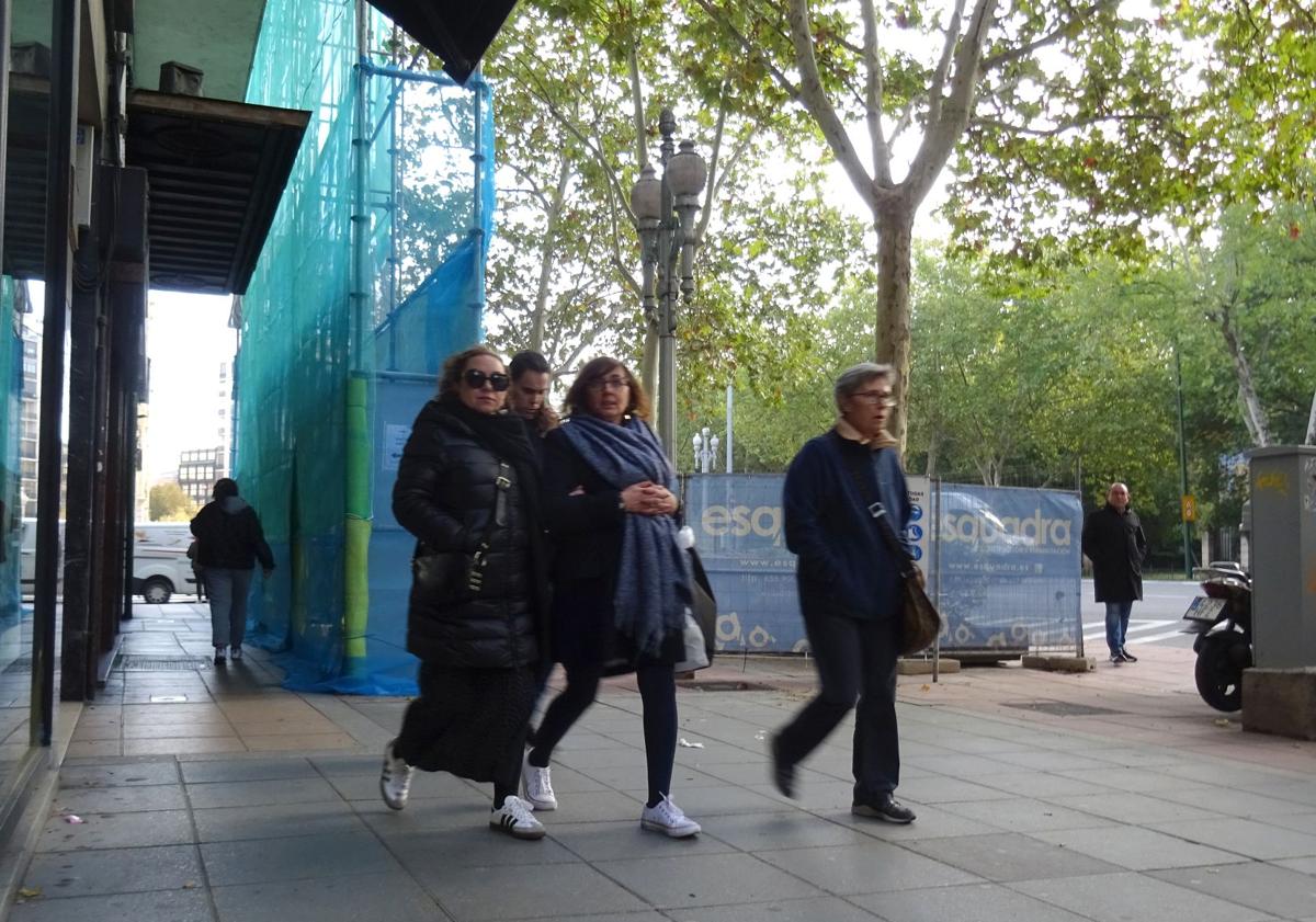 Imagen principal - Distintas vistas de la situación del andamio y las vallas de obra en torno al número 4 del Paseo de Zorrilla.