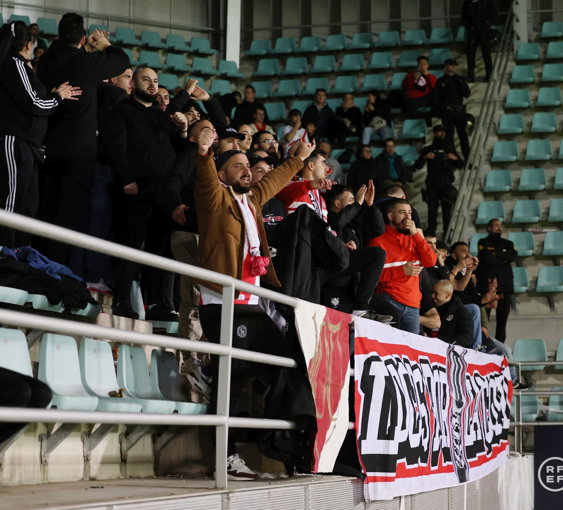 Búscate en las gradas en el Villamuriel-Rayo