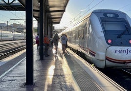 Un tren en el andén de la estación Campo Grande.