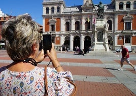 Una turista hace una foto de la Plaza Mayor, el pasado mes de julio.