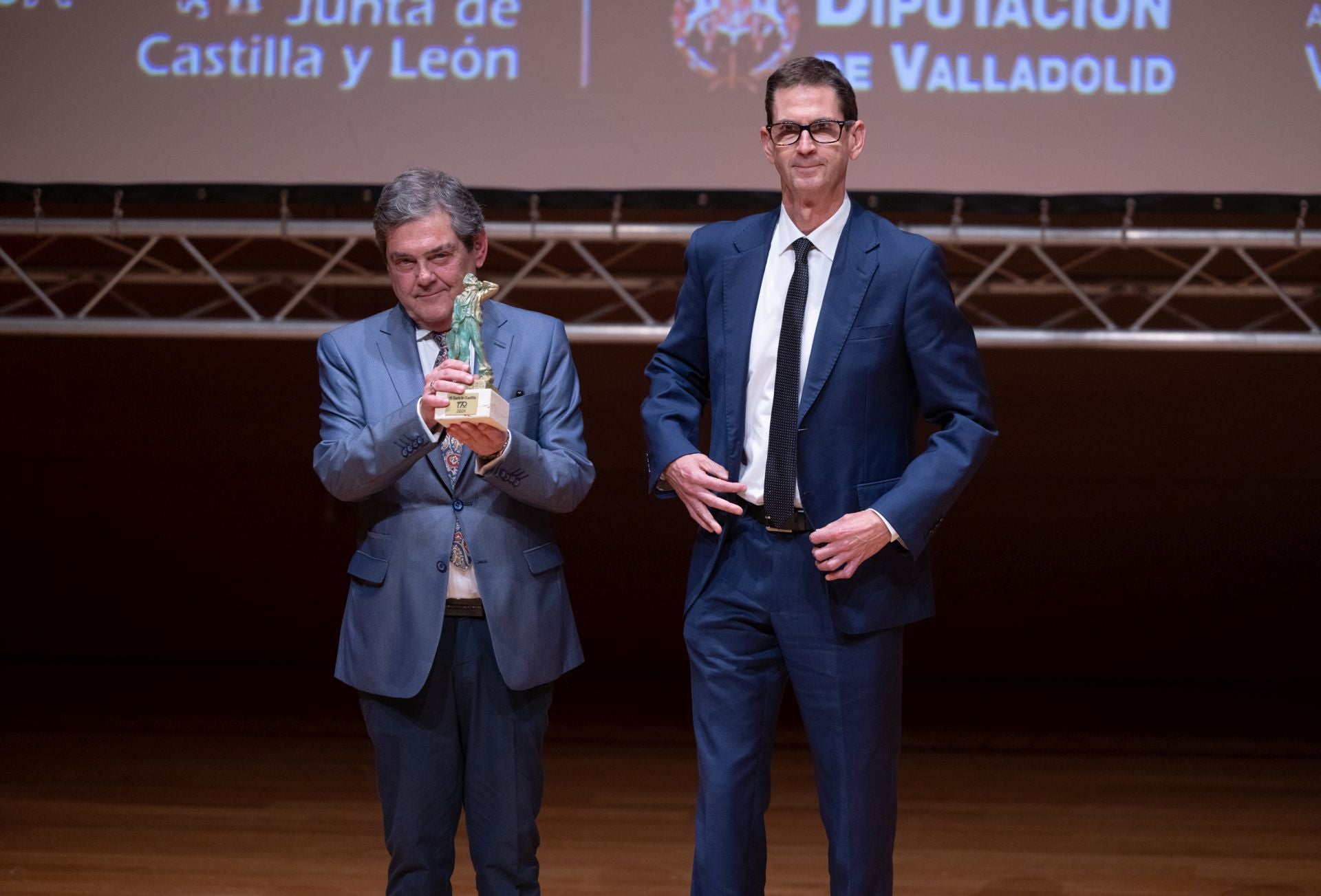 El director general de El Norte de Castilla, Goyo Ezama, entrega el Premio Cultura al director artístico del Teatro Calderón, José María Viteri