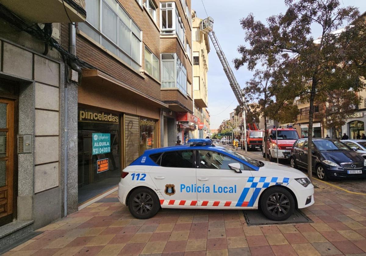 Policía Local de Segovia interrumpe el paso peatonal mientras intervienen los bomberos.