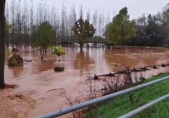 Área recreativa inundada por la crecida del Agüisejo entre Mazagatos y Languilla.