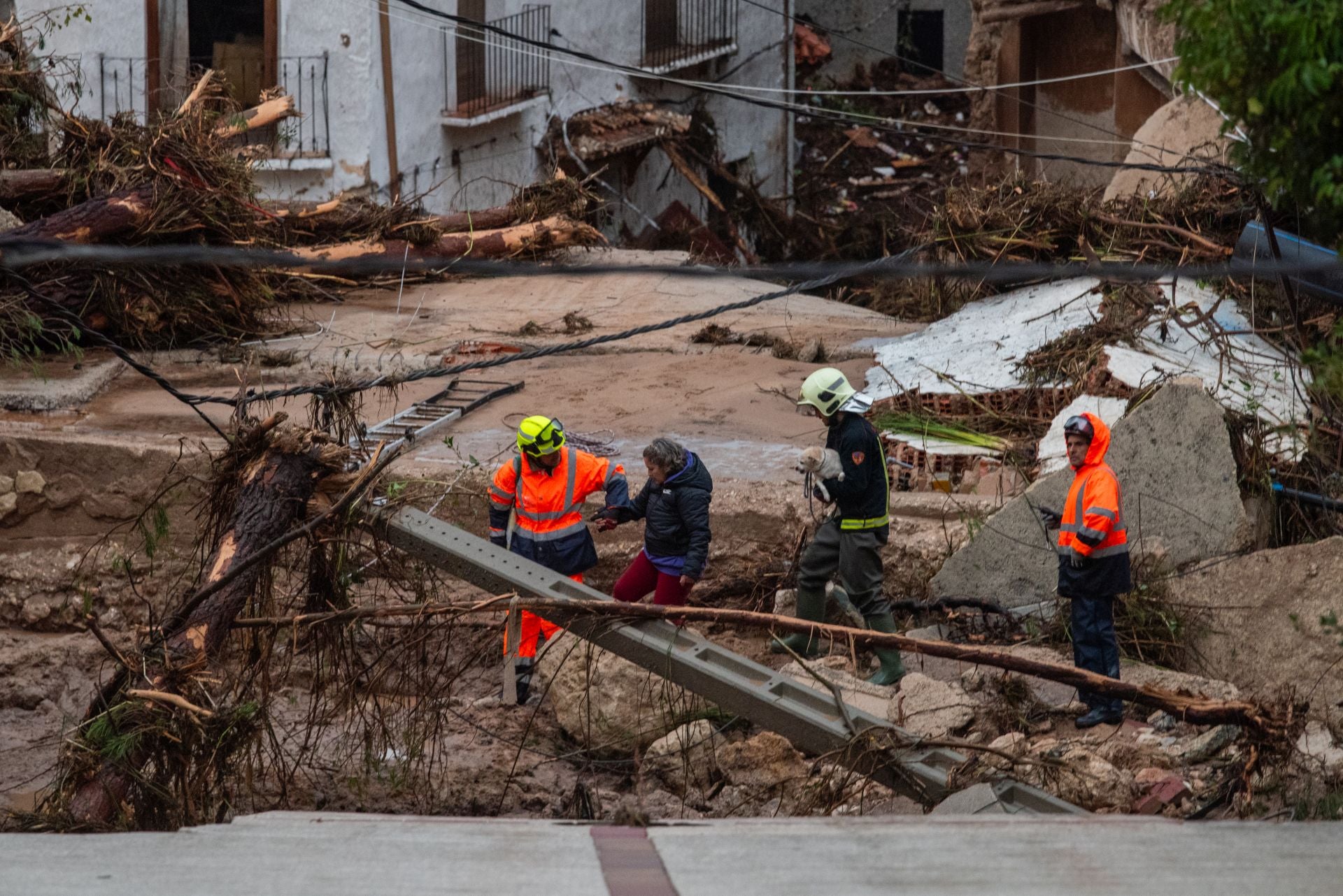 Los servicios de emergencia trabajan en en Letur, Albacete.