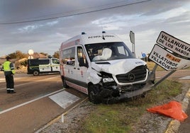 Estado de la ambulancia tras el choque en la intersección hacia Villanueva de los Nabos.