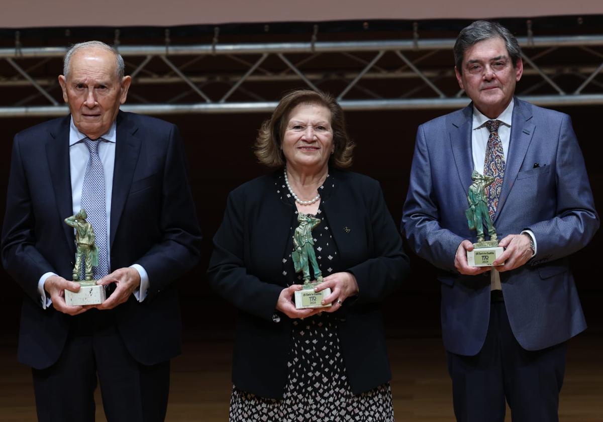 Los tres premiados en la gala, Edmundo Bayón, de Protos, Ángeles García, de la Fundación Personas y José María Viteri, del Teatro Calderón.