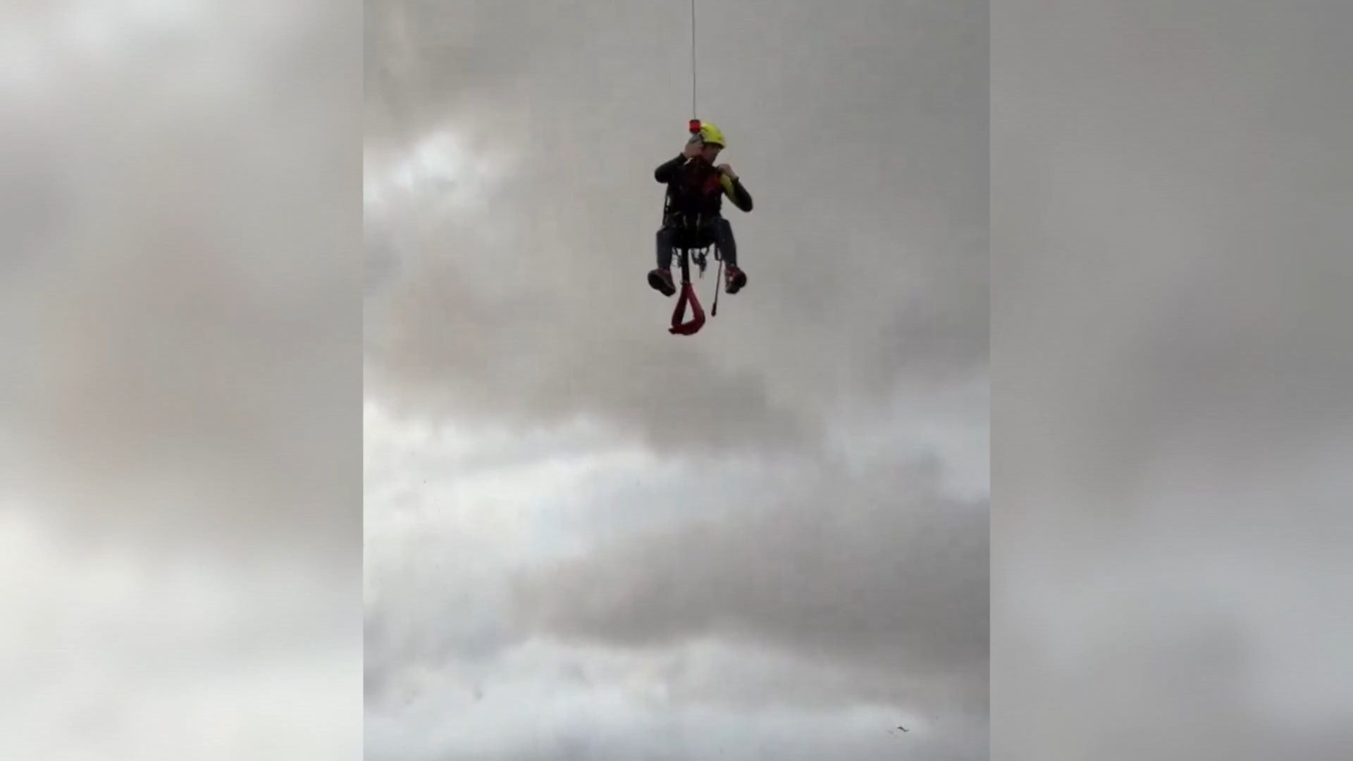 Captura de un video facilitado por la UME del rescate de una mujer con sus mascotas de su casa de madera en Utiel (Valencia)