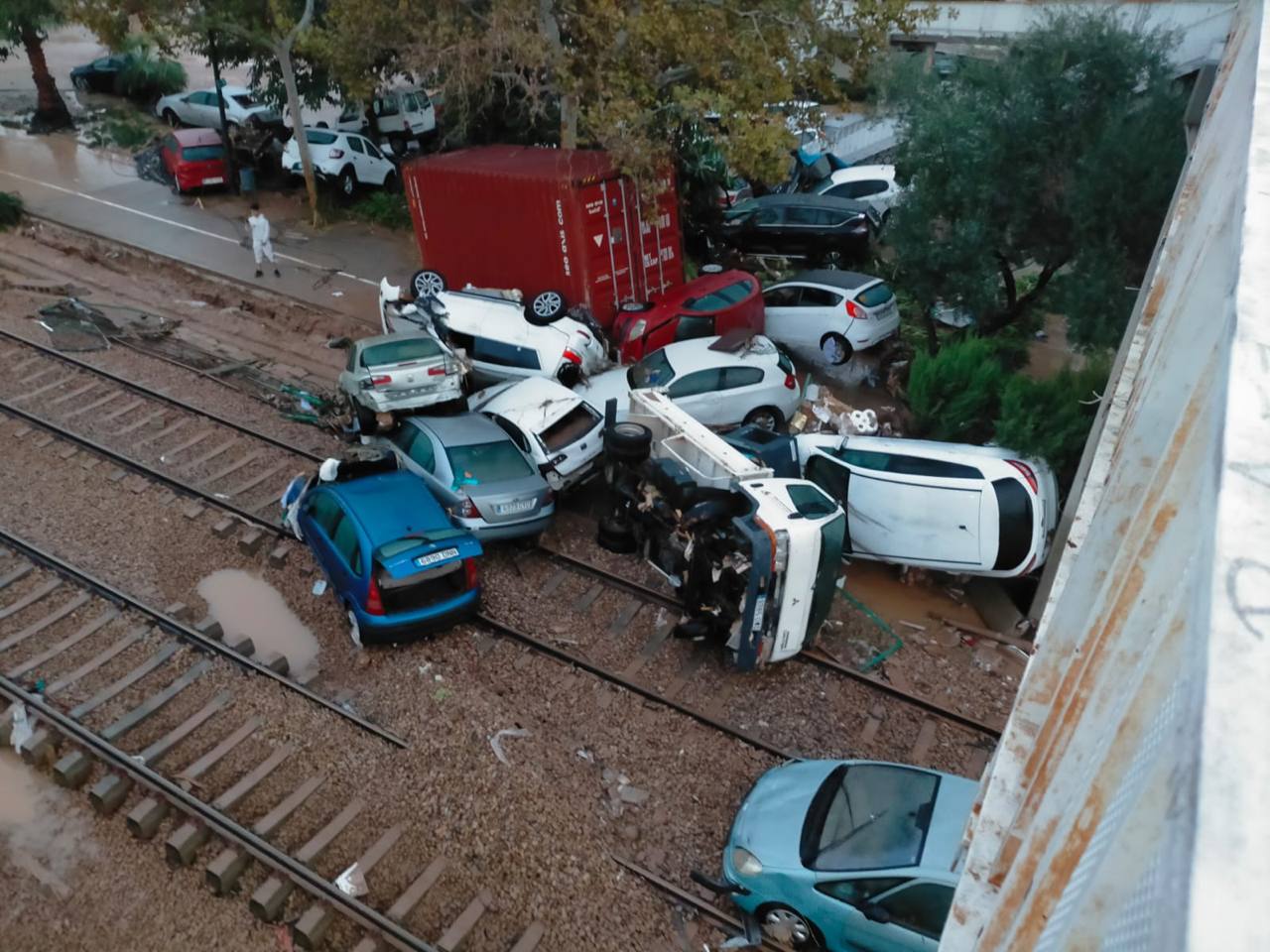 Coches apilados en vías de tren en Valencia.