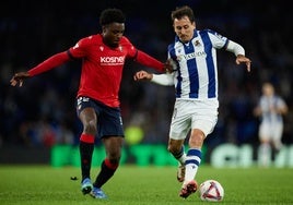 Enzo Boyomo (izquierda) pugna con Mikel Oyarzabal durante el último Real Sociedad-Osasuna