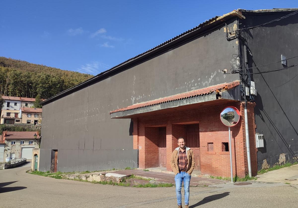 El alcalde de Barruelo, Cristian Delgado, junto al antiguo auditorio.