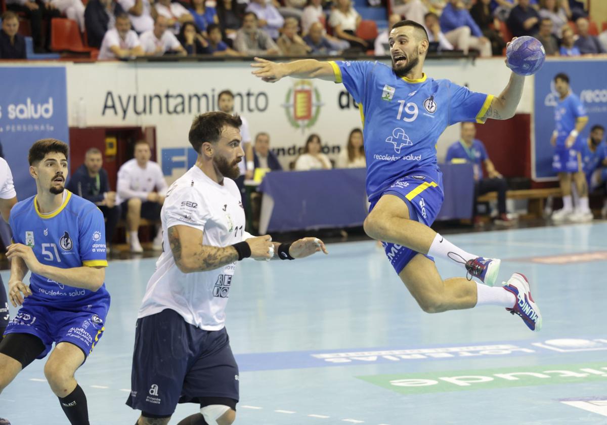 Miguel Martínez lanza a portería, en el encuentro ante el BM Benidorm.