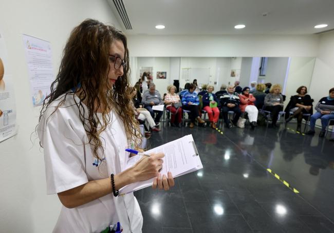 La enfermera Marga Martín, con los participantes del curso.