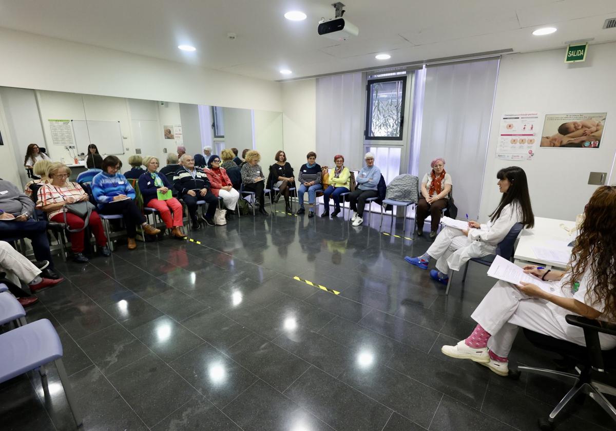 Las enfermeras Diana González y Marga Martín impartiendo el curso a los cuidadores.