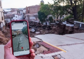 Un teléfono ayuda a comparar el antes y el después de Letur (Albacete).