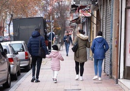 Una familia pasea por una calle del barrio de Delicias, en una imagen de archivo.