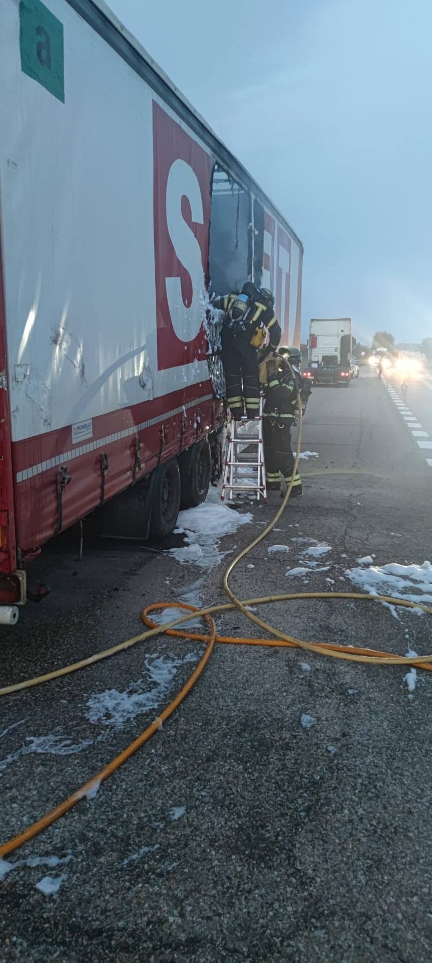 Así han apagado los Bomberos el incendio de un camión de transporte en la N-112