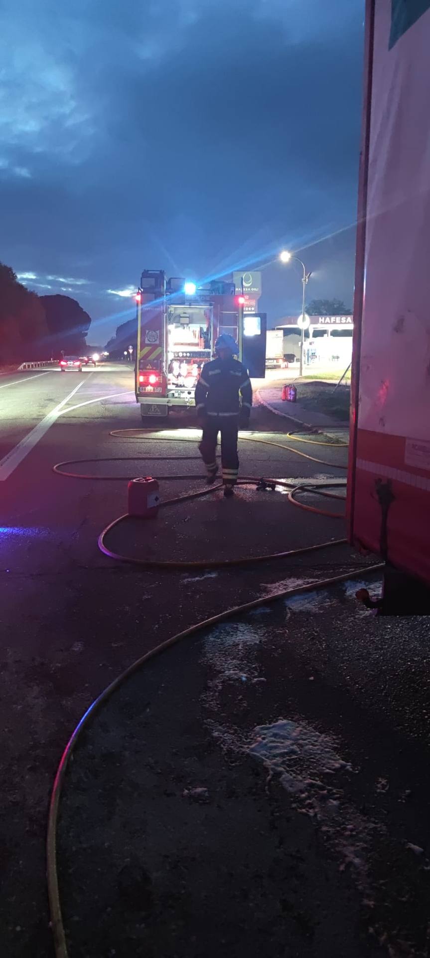 Así han apagado los Bomberos el incendio de un camión de transporte en la N-112