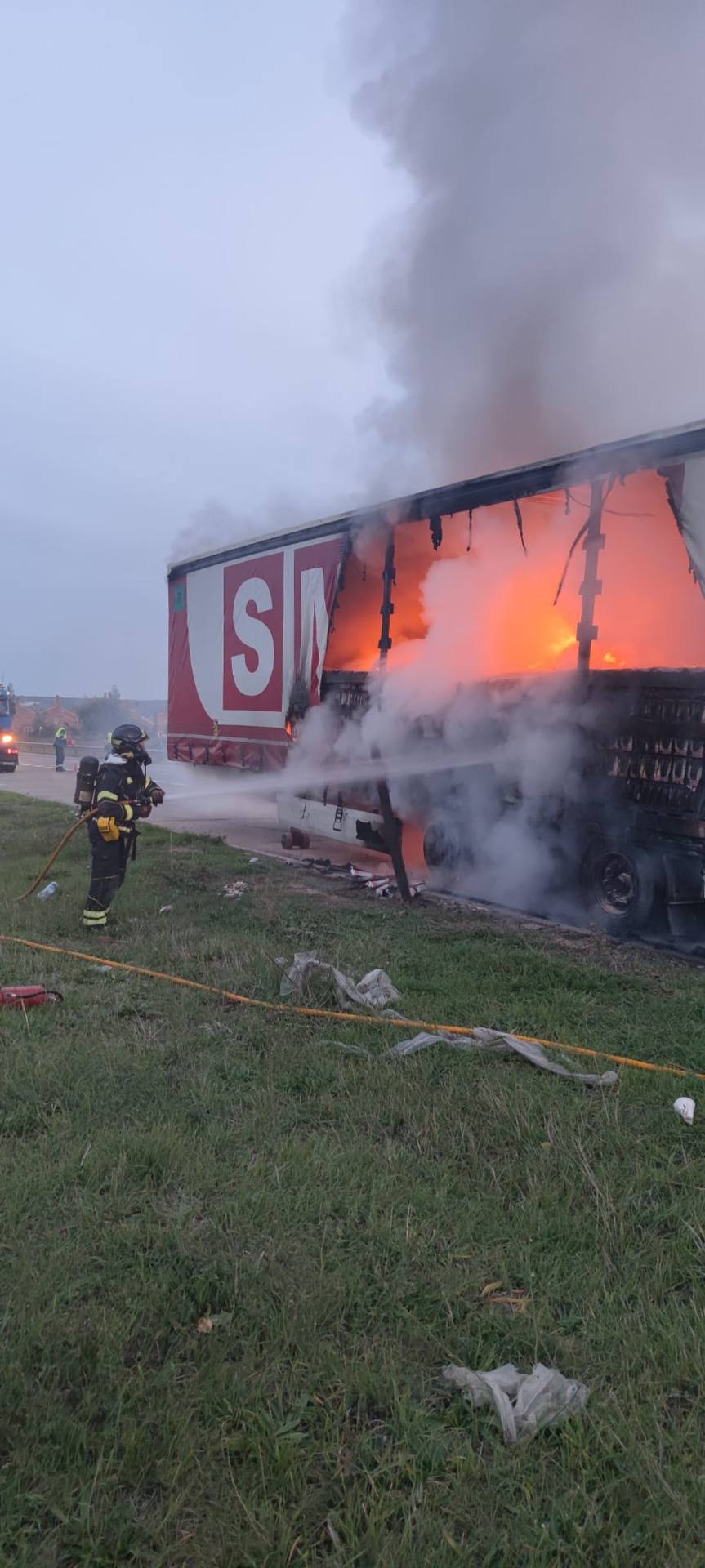 Así han apagado los Bomberos el incendio de un camión de transporte en la N-112